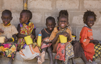 bambini che mangiano Mary's Meals