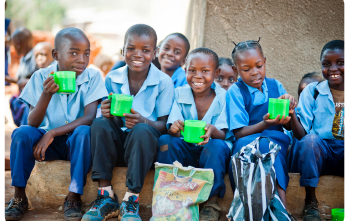 Bambini che mangiano Mary's Meals