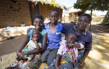 Una famiglia siede insieme.