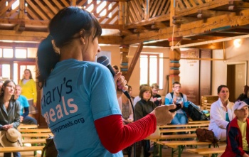 Un sostenitore di Mary's Meals parla a una folla durante un evento di raccolta fondi.