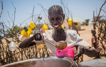 Un cuoco volontario serve cibo a Turkana, Kenya.