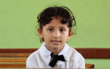 Saleha, una ragazza che riceve cibo da Mary's Meals nello Yemen.