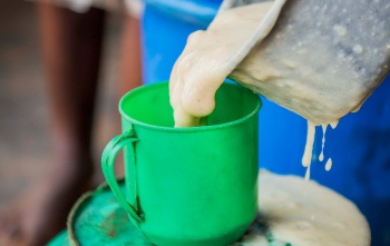 Il cibo viene servito in una tazza a scuola.