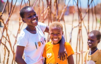 Amici che giocano insieme a Turkana, Kenya.