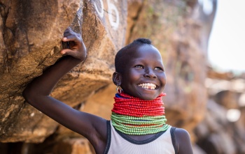 Un giovane ragazzo in Kenya guarda in lontananza.