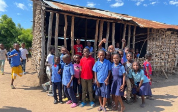 Un gruppo di amici fuori dalla loro scuola in Mozambico