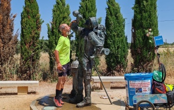 Luigi in Spagna con statua pellegrino e carretto
