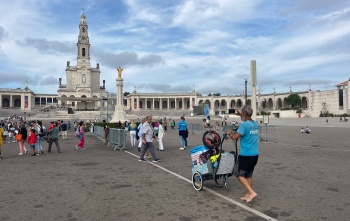 Luigi a Fatima con carretto a Fatima