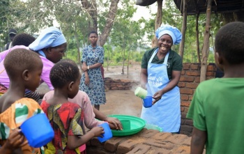 L'approccio comunitario all'alimentazione scolastica che guida Mary's Meals 