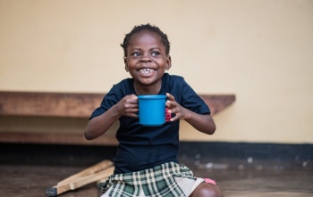Le donazioni mensili regolari ci aiutano a mantenere la promessa fatta a milioni di bambini che già dipendono dai nostri pasti e consentono a Mary's Meals di andare oltre.