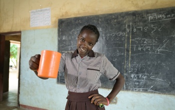 Incoraggiare i bambini a frequentare la scuola in Zambia 