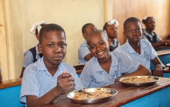 Children with food in class