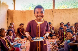 I bambini mangiano insieme a Madagascar.
