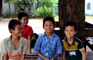 Un gruppo di bambini in un parco giochi in Myanmar.