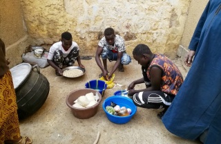 Cuochi volontari preparano cibo in Niger.