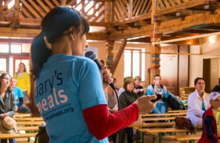 Un sostenitore di Mary's Meals parla a una folla durante un evento di raccolta fondi.