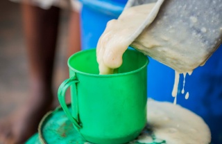 Il cibo viene servito in una tazza a scuola.