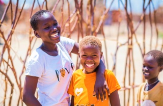 Amici che giocano insieme a Turkana, Kenya.