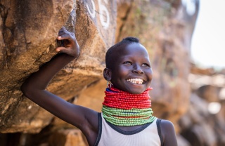 Un giovane ragazzo in Kenya guarda in lontananza.