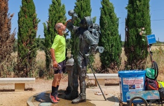 Luigi in Spagna con statua pellegrino e carretto