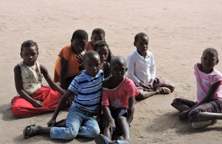 Mozambico bimbi a terra.