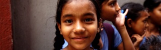 Una giovane ragazza nella sua scuola in India.
