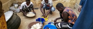 Cuochi volontari preparano cibo in Niger.