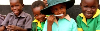 I bambini posano insieme in un parco giochi in Zimbabwe.