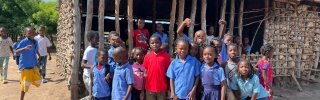 Un gruppo di amici fuori dalla loro scuola in Mozambico