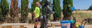 Luigi in Spagna con statua pellegrino e carretto