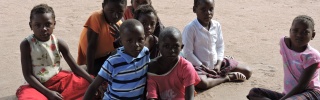 Mozambico bimbi a terra.