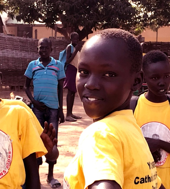 Un gruppo di bambini in un parco giochi nel Sud Sudan.