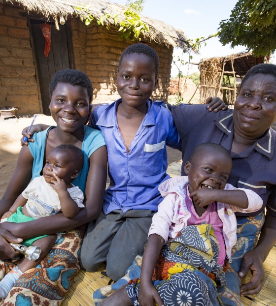 Una famiglia siede insieme.