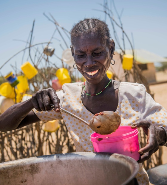 Un cuoco volontario serve cibo a Turkana, Kenya.