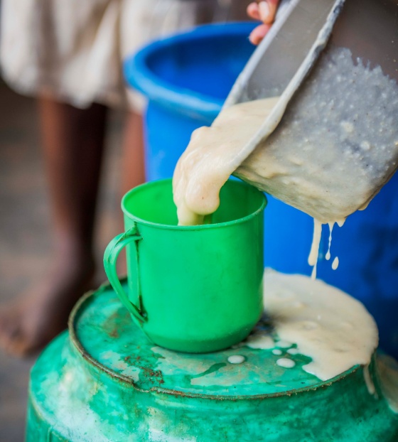 Il cibo viene servito in una tazza a scuola.