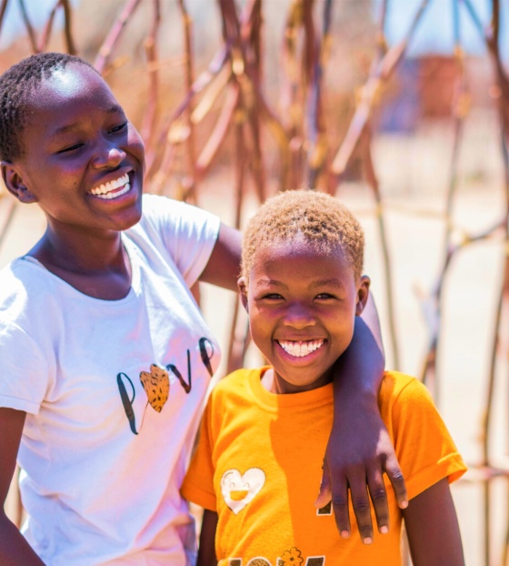 Amici che giocano insieme a Turkana, Kenya.