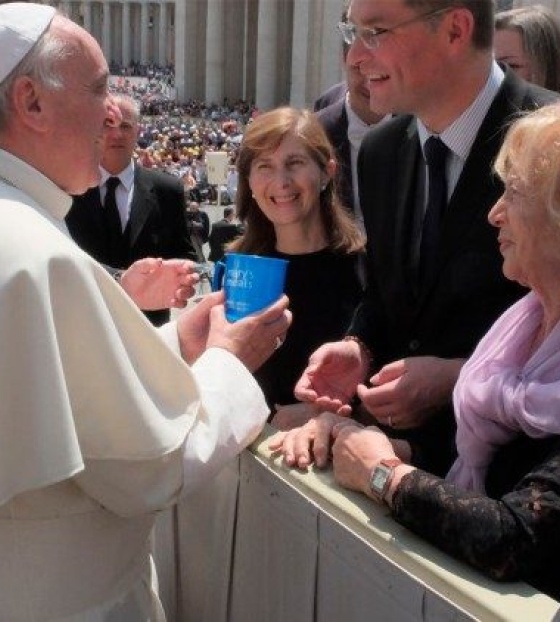Magnus e Papa Francesco con tazza.