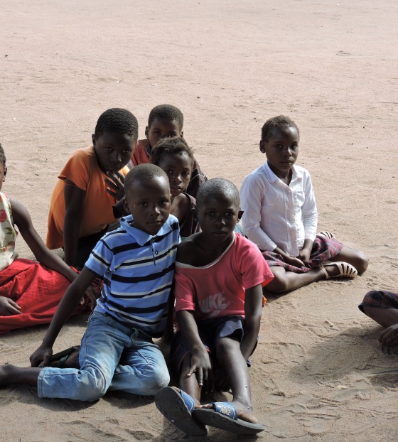 Mozambico bimbi a terra.