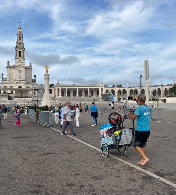 Luigi a Fatima con carretto a Fatima