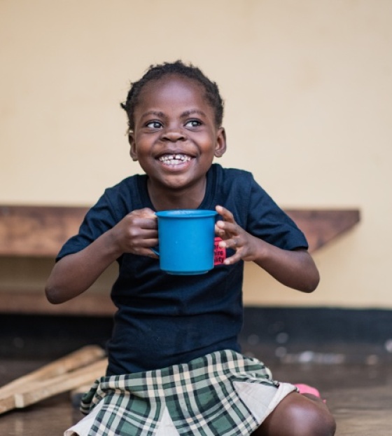 Le donazioni mensili regolari ci aiutano a mantenere la promessa fatta a milioni di bambini che già dipendono dai nostri pasti e consentono a Mary's Meals di andare oltre.