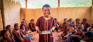 I bambini mangiano insieme a Madagascar.