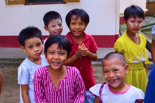 Un gruppo di bambini in un parco giochi in Myanmar.