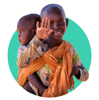 Un giovane ragazzo porta suo fratellino sulla schiena a Turkana, in Kenya.