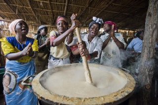 Volontari che cucinano in Malawi