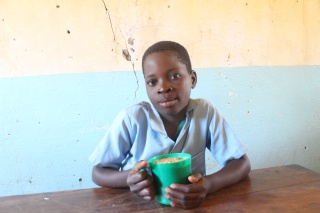 Zambia studente con la tazza del porridge a scuola