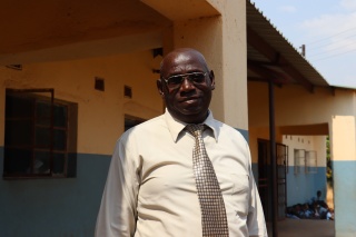 Incoraggiare i bambini a frequentare la scuola in Zambia 