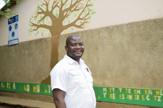 Incoraggiare i bambini a frequentare la scuola in Zambia 