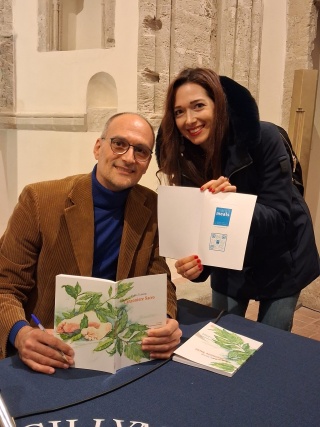 Hemmanuel e volontaria con libro