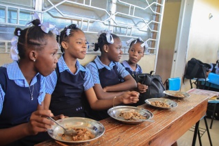 Ragazze in classe con il cibo ad Haiti